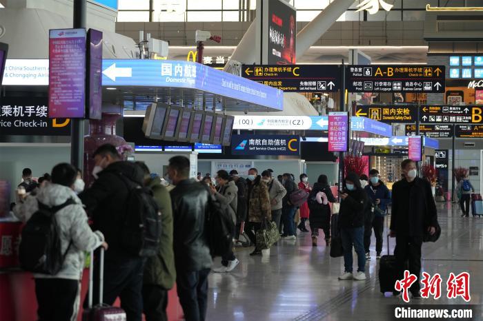 郑州机场航站楼出发大厅旅客明显增加。　戚利兵 摄