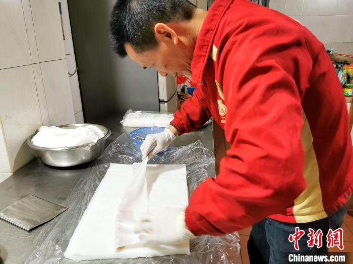 台山四九镇宇华饭店负责人黄学军用“猪肚糍”制作卷肉粉。　李晓春 摄