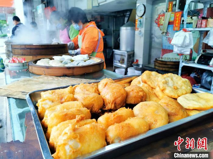 用“猪肚糍”制作的“炸春卷”和“油炸糯米鸡”，是台山早餐店里的传统“乡味” 李晓春 摄