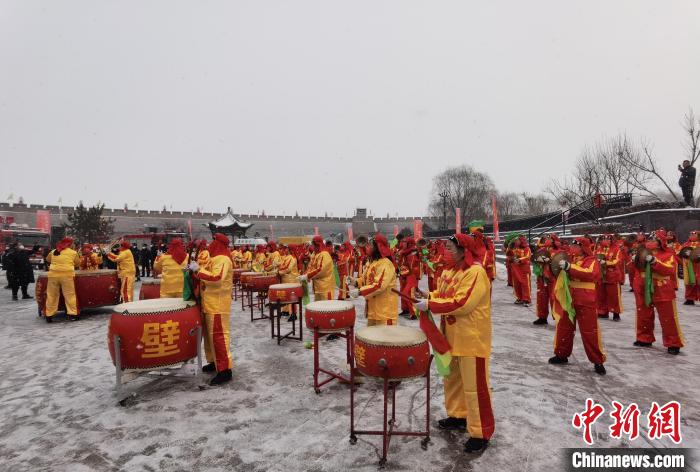 来自岳壁乡的威风锣鼓队。　胡健 摄