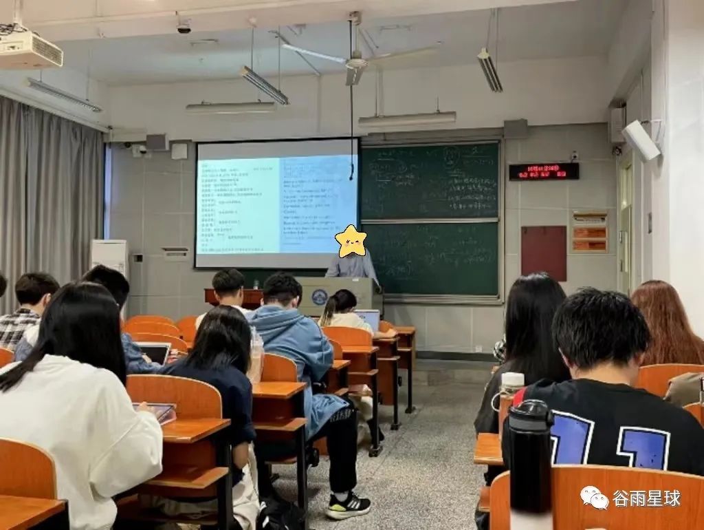 ■某985大学莎士比亚文学课堂，教师的教学内容是帮助学生读字号过小的PPT