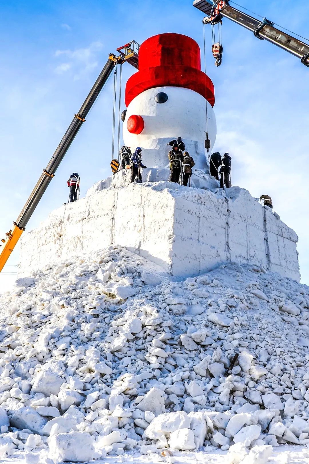 在众人努力下逐渐建成的冰雪奇迹。